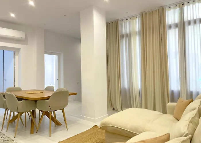 Piso Con Patio, 3 Habitaciones, En La Goleta